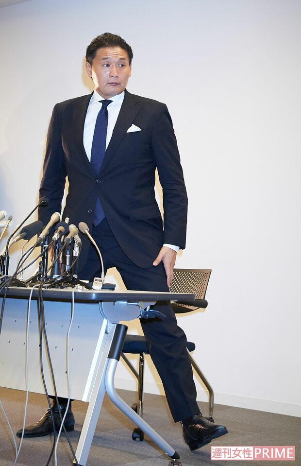 弁護士事務所で行われた引退会見では、最後まで厳しい表情を見せていた元貴乃花親方
