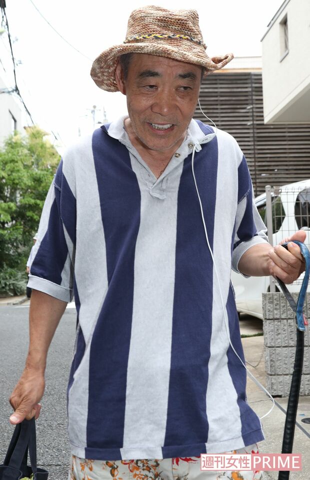この日は朝からの猛暑にもかかわらず68歳とは思えない若々しいデザインの服装で犬の散歩から帰ってきた