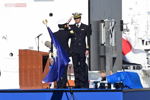 第1話で放送された就任式の撮影現場。海上保安庁の制服姿で敬礼をする阿部は、部隊の隊長を演じる