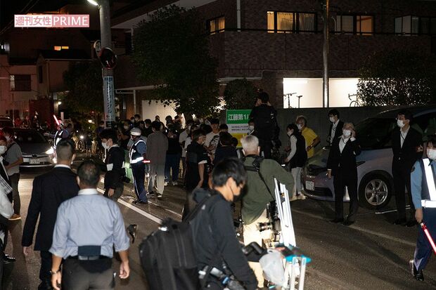 小室圭さんの帰国当日、横浜市内の実家前にはマスコミや警察官や一般人が大勢集まった（'21年9月）