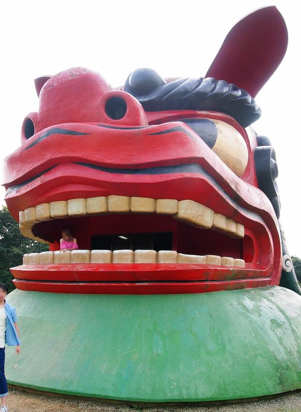 石岡市の常陸風土記の丘には、高さ14メートルの日本一大きな獅子頭が。展望台になっていて、自由に上ることができる