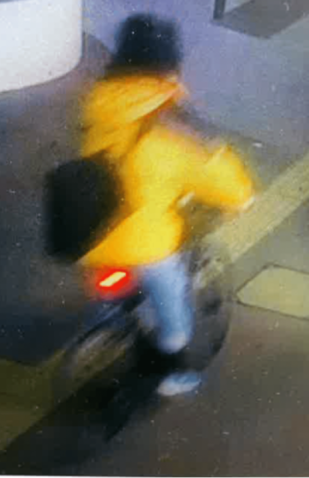 走り去る後ろ姿の容疑者（茨城県警提供）