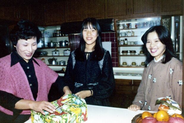 母と姉と（高校生のとき自宅にて）