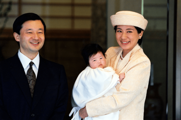 '02年3月、愛子さまのご誕生から103日目のお宮参りのため皇居へ