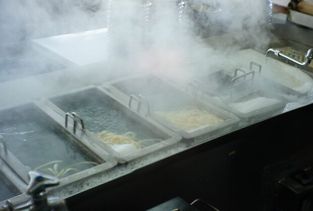 常時、硬めん、中めん、軟めん状態のうどんがゆでられている