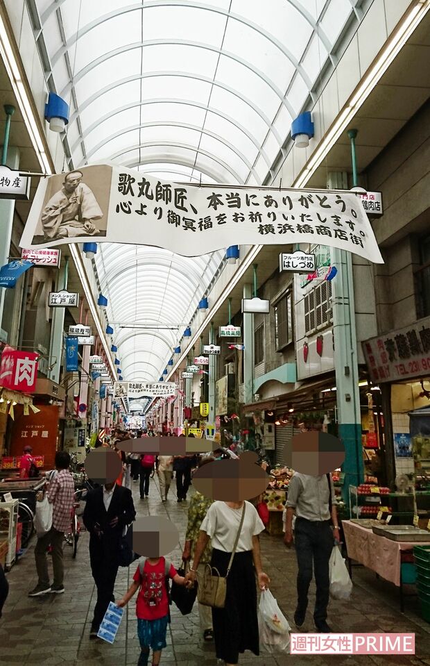 地元の横浜橋商店街には大きな横断幕のほか、献花台も設けられた