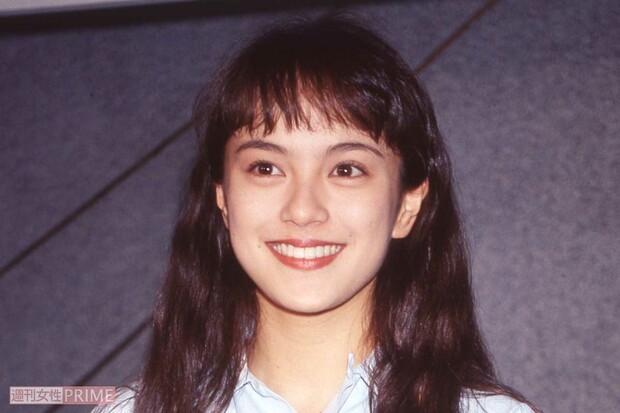 1992年8月『二十歳の約束』制作発表での牧瀬里穂。当時流行のソバージュで
