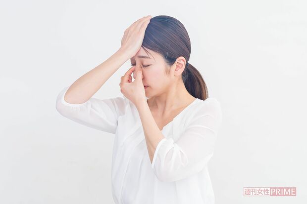 (2)同時に、片手でおでこを押し上げる……もう片方の手のひらをおでこに置いて、上に押し上げる。くぼんだ眼窩が引っ張り出され、瞳が大きく、鼻も高く見えるようになる。《POINT》ひじを机などにつけて押し上げるとらくちん！