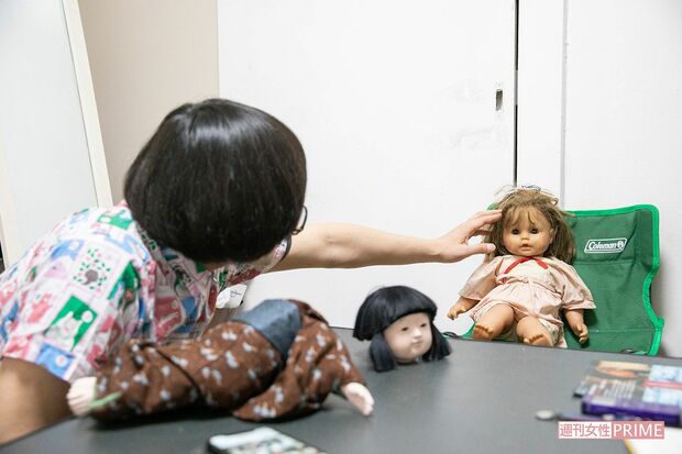 首が取れた孔子くんと、１番古い付き合いの人形だというみゆき　撮影／矢島泰輔