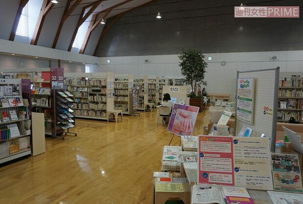 オガールプラザにある紫波町図書館。紫波に根ざした多彩な企画展や「夜のとしょかん」などのイベントも充実