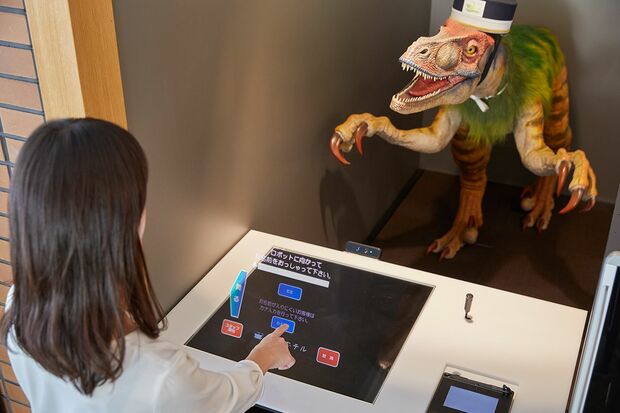 『変なホテル』の受付で出迎えてくれる恐竜