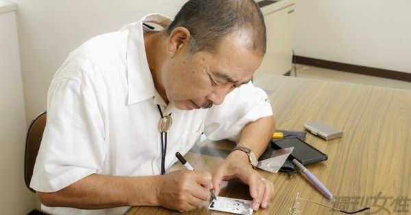  名刺サイズの台紙に、愛用するペンと濃淡の筆ペンと計3本を使い分けて一気に描き上げる。所要時間は3分程度と早描きだ!