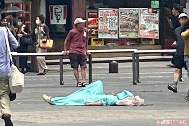 着ぐるみの女性が寝ている