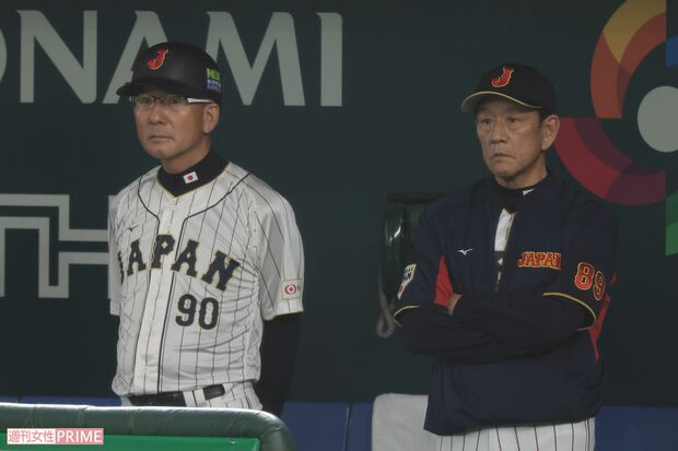 侍ジャパンの白井一幸ヘッドコーチ（左）と栗山英樹監督（右）