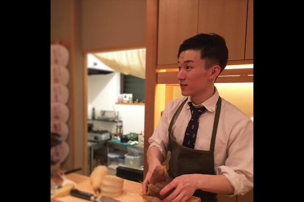 見習い時代の崎容疑者（SNSより）