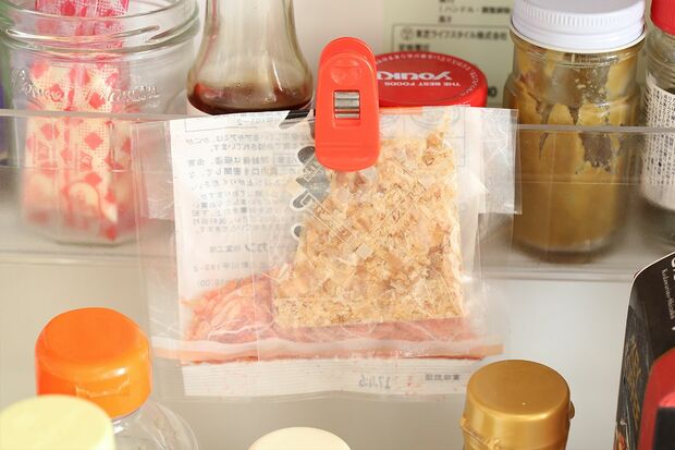 【裏ワザ2】使いかけの乾物などは、大きめのクリップでドアポケットに引っかけて目につくように！「衛生的ですし、忘れずに使いきれます」