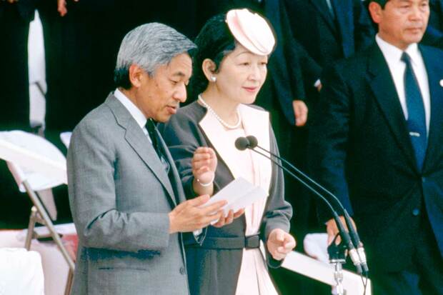 写真⑥陛下をかばうように、思わず手を出された。1992（平成4）年10月4日 　