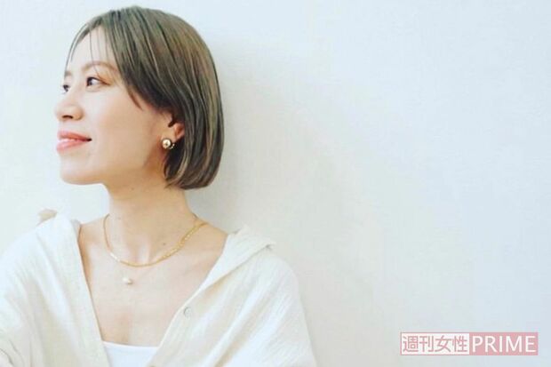 首元、耳元にテリ、ツヤをプラス