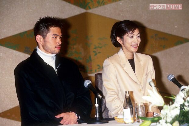 1999年12月、神戸市内のホテルで結婚会見を開いたイチローと元TBSアナの（旧姓：福島）弓子夫人