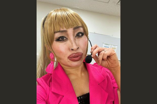 浜崎あゆみのモノマネを披露するキンタロー。（キンタロー。のXより）