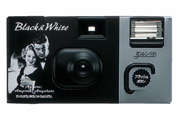 写ルンですBlack&White（1996年発売）シックでおしゃれなモノクロ写真が撮影できると人気に。元祖「エモい」!?