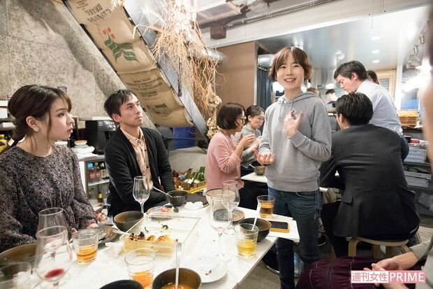 ブルガリアのバニッツァを作り、台所から見えた経済状況や文化に関する話に耳を傾ける参加者　撮影／伊藤和幸