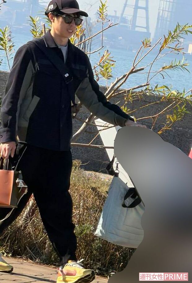 千葉・木更津にある海沿いの高級ホテルに家族と宿泊した小島よしお。ドイツ製の高級ベビーカーのほか、片手にはイタリア発の高級ブランド『マルニ』のバッグが