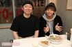 八ちゃんラーメンの中谷店長と！　小ぶりでかわいい一口餃子は550円。