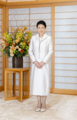 天皇、皇后両陛下が今年6月に訪問されたインドネシアの伝統的な染物を手に取り思い出話に花を咲かせて（写真提供／宮内庁）