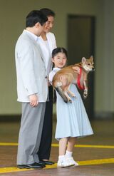 2009年8月。那須御用邸に向かわれる那須塩原駅にて。すっかり大きくなった由莉を、高らかに抱っこされる愛子さま　撮影／JMPA