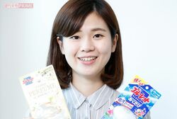 広報・IR部の鄭利花さん。「メーカー部門に本格参入して、最初に発売した商品は『ブルーレット』」