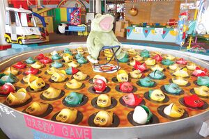 赤色と黄色と緑色のカエルの真ん中に、おそらく後から置いたであろう人形のカエルの王様が鎮座ましましている