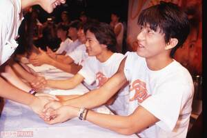 西武園遊園地で開かれたSMAPデビュー発表会で。積極的なファンにちょっとたじろぐ!?(1991年9月8日)