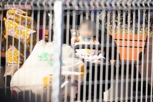 エキストラの赤ちゃんを一所懸命にあやす広瀬すず