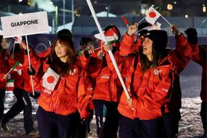 ミラノ・コルティナ五輪の開会式で行進する日本代表選手団（代表撮影）