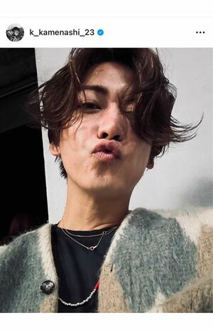 inside23で販売したネックレスを着用する亀梨和也（本人インスタグラムより）