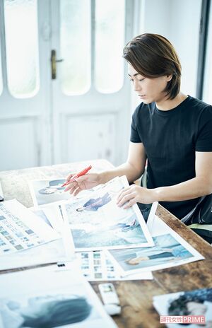 刷り上がった色校を並べて。デビュー20年の重みがずっしり!!　撮影／廣瀬靖士