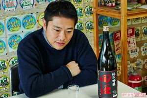 栗原心平さん。青森の地酒とともに　『酒と料理と人情と。青森編』より　撮影／寺澤太郎