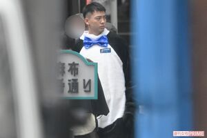 ドラマ『六本木クラス』ロケ、パンダの着ぐるみをきる竹内涼真（2022年5月）