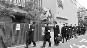 森友学園が運営する塚本幼稚園へ立ち入り調査に向かう大阪府職員ら=3月31日