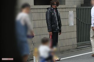 '09年、まだ幼かった息子とたわむれる近藤真彦