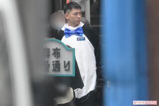 ドラマ『六本木クラス』ロケ、パンダの着ぐるみをきる竹内涼真（2022年5月）