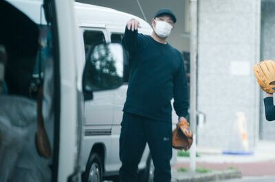 '20年4月、息子とキャッチボールや素振りをする阿部慎之助