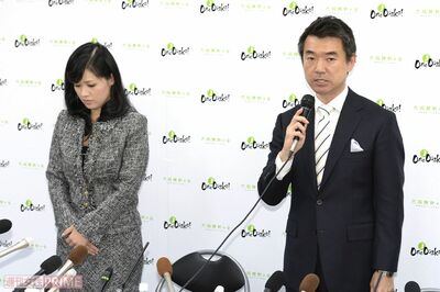 ’15年3月、疑惑報道について橋下徹（右）と会見を開いた上西小百合元議員