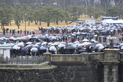 厳しい寒さと雨の中、一般参賀に向かう人たち