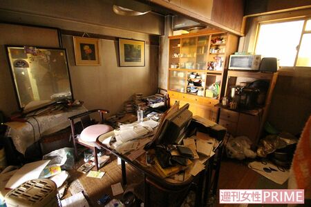 荒れ果てた台所を掃除すると害虫の死骸も