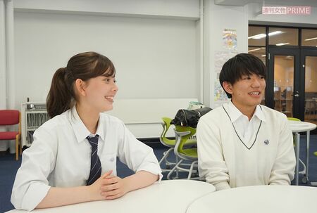 ２年生のクーパー・シエラさんと山口達矢さん。ともに海外大学への進学を目指す