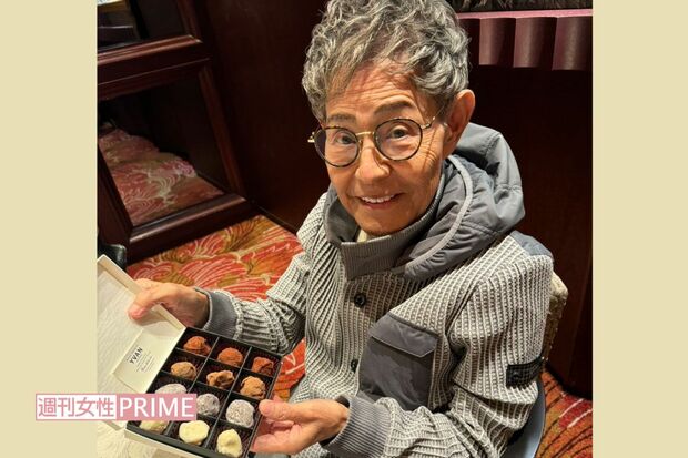 私があげたチョコレートの他にも、広島の母から加トちゃんへの愛がいっぱいなドでかいチョコレートBOXが届きました。母の愛のほうが、私より大きいみたいです　撮影／加藤綾菜