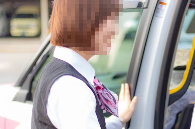『三条タクシー』のタクシー案内は女性がイメージを務めている（公式HPより）