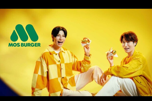 モスバーガーの期間限定商品『月見フォカッチャ』のCMに起用されているSnowManのラウールと渡辺翔太（モスバーガーのYouTube公式チャンネルより）